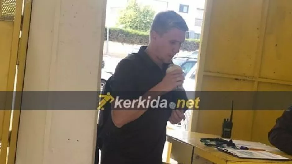 Έφτασε.... με καφέ ανά χείρας 