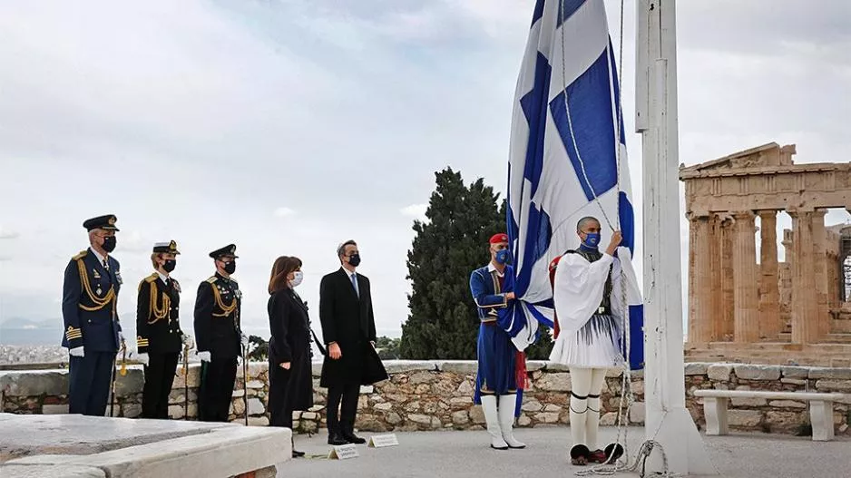Η έπαρση της σημαίας στον Ιερό Βράχο της Ακρόπολης
