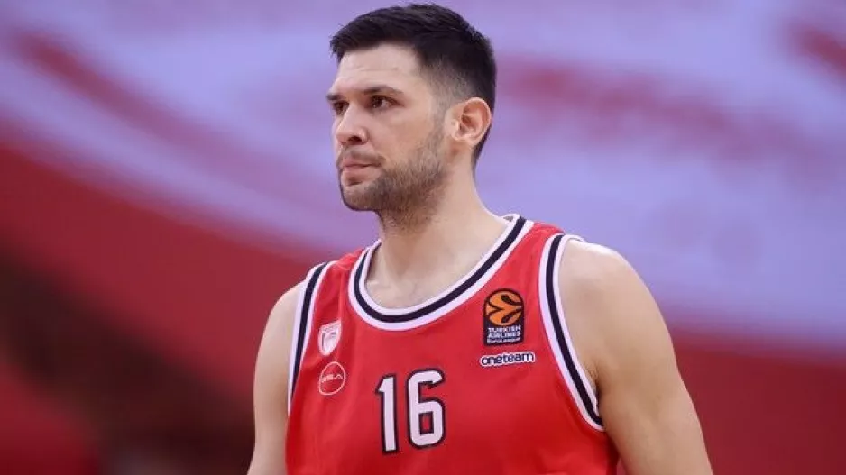 Χειρουργείο για τον Παπανικολάου, 10-12 εβδομάδες εκτός δράσης