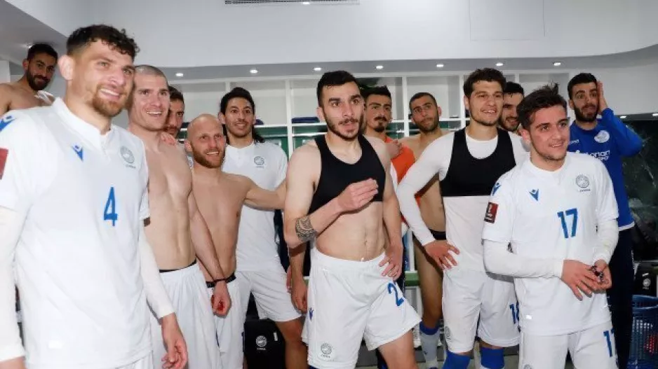ΦΩΤΟΣ & ΒΙΝΤΕΟ/Τρελό πάρτι στα αποδυτήρια της Εθνικής