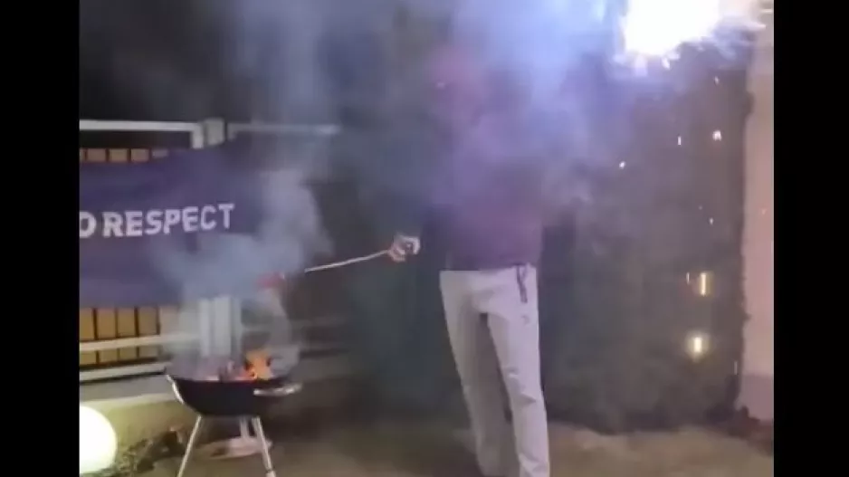 Άναψε πυρσό με την φουκού (βίντεο) 