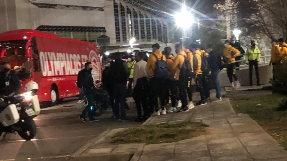 (UPD) Έφυγαν με τα αυτοκίνητά τους από την κάτω έξοδο του ΟΑΚΑ οι παίκτες της ΑΕΚ