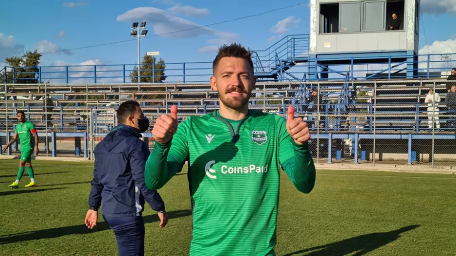 "Thumbs up" στο φακό μας ο γκολτζής