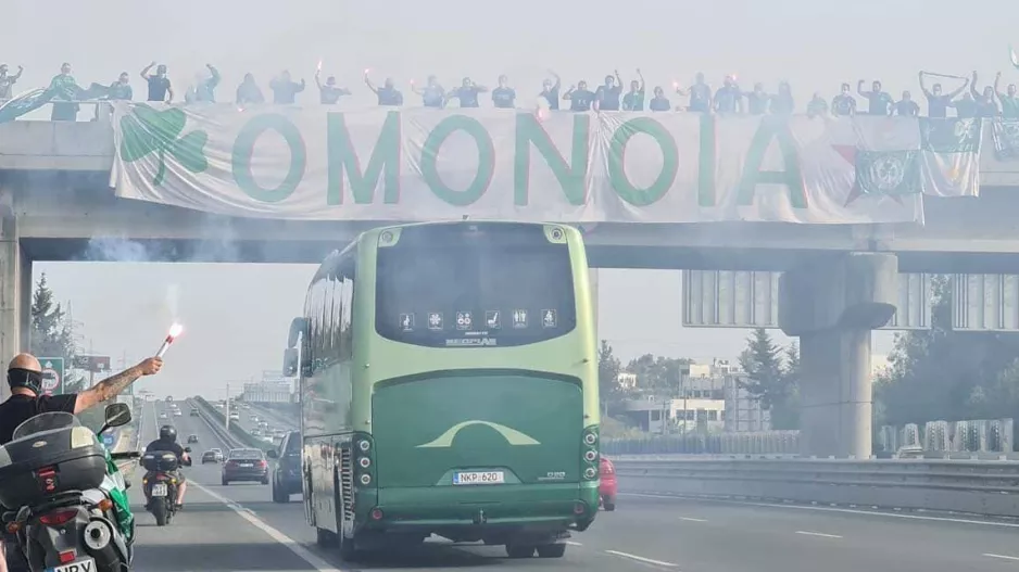 "Καυτή" υποδοχή στο λεωφορείο της Ομόνοιας! (φώτο)