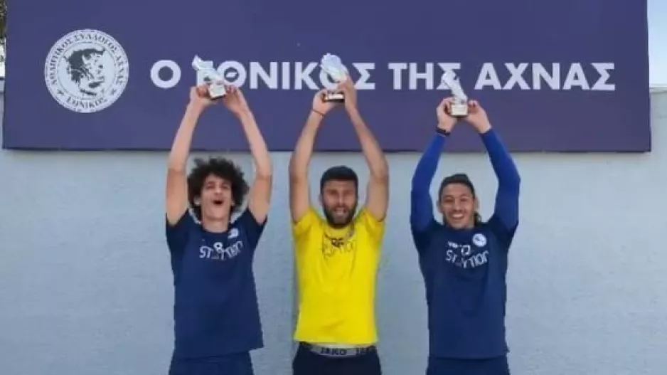Τα σήκωσαν με... Όοοοολε!