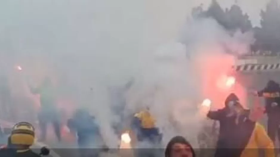 (ΒΙΝΤΕΟ-ΣΥ.Φ.ΑΕΛ) Ο... χαμός πριν την "ΑΡΕΝΑ"