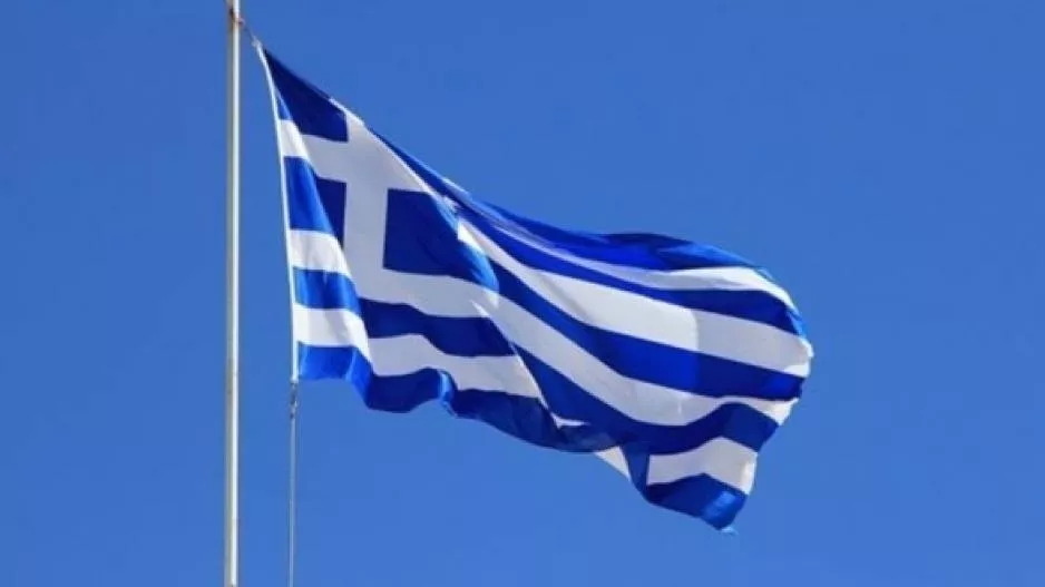 Άγνωστοι κατέβασαν και έκαψαν Ελληνική σημαία στην Πύλα