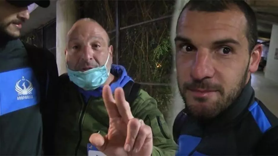 Παρακάμερα με Καλτσά σε ρόλο cameraman και Κορρέα στο επίκεντρο