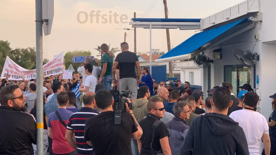Διαμαρτυρία κατά των μέτρων χωρίς μάσκες και αποστάσεις (βίντεο)