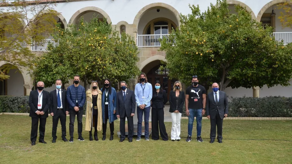 Ο ΠτΔ "έτρεξε" πρώτος μαζί με την Εθνική ομάδα στίβου (φώτος)