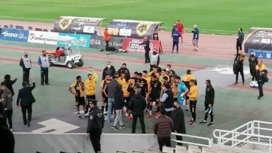 Ντου... στο γήπεδο και άγριο κράξιμο στους παίκτες! (Βίντεο)