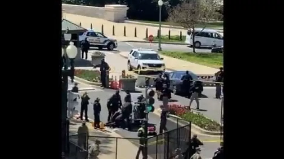 Συναγερμός στο Καπιτώλιο: Αυτοκίνητο έπεσε πάνω σε αστυνομικούς