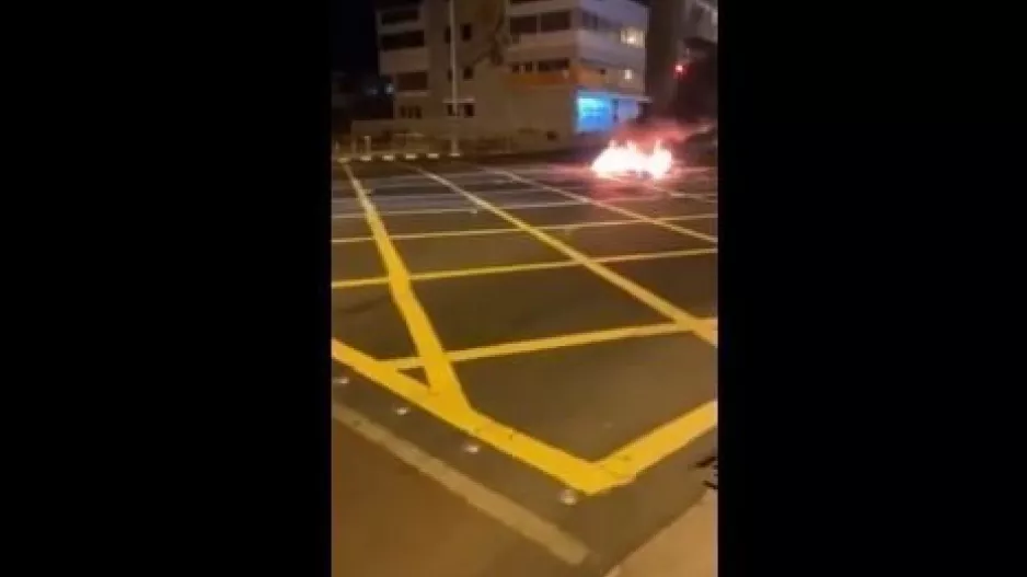 Λεμεσός: Επεισόδια από νεαρούς, ζημιές και φωτιά στη μέση του δρόμου