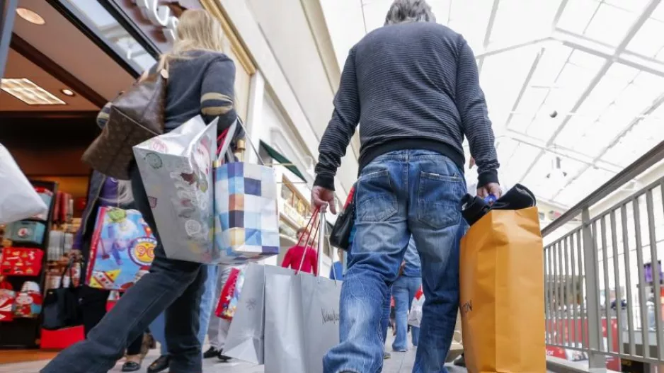 Από 10 Μαΐου σε λιανικό εμπόριο, καφέ, γυμναστήρια μόνο με test ή εμβόλιο