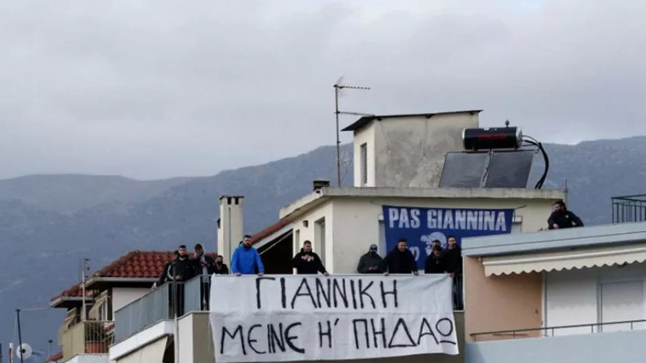 Επικό πανό για τον προπονητή από τους οπαδούς του ΠΑΣ!! 