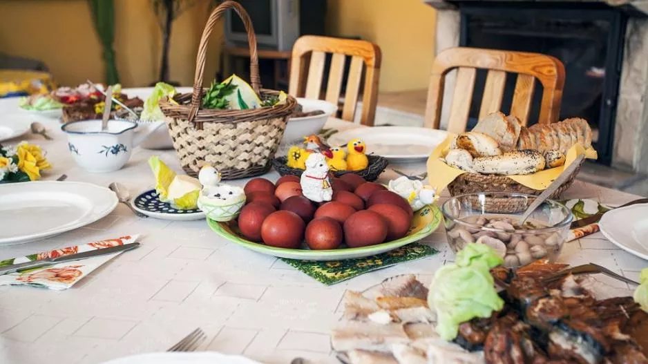 Πόσα άτομα στο Πασχαλινό τραπέζι - Τελευταίες πληροφορίες