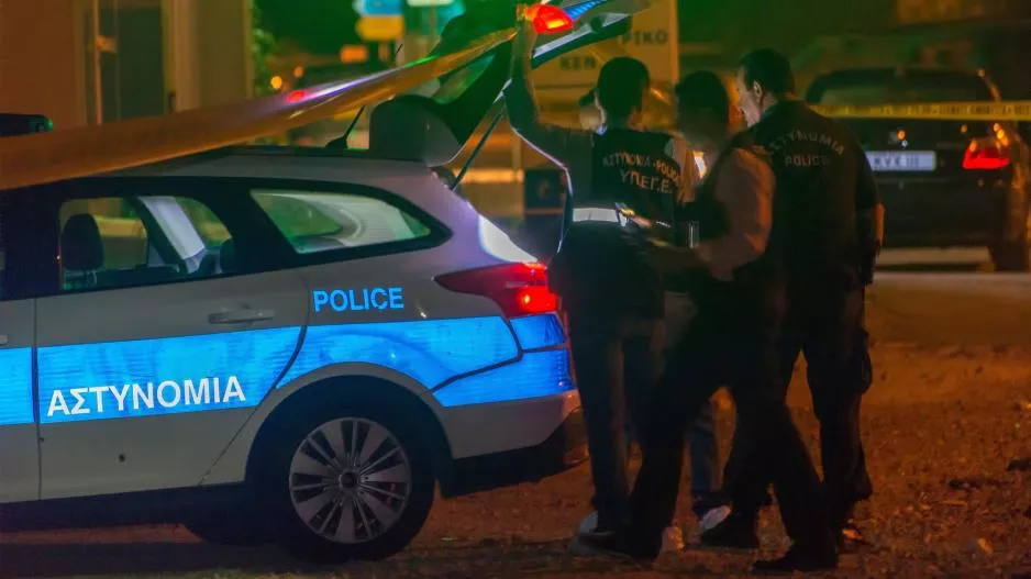 Λεμεσός: Έκαψαν κάλαθο, έριχναν κροτίδες και τραυμάτισαν Αστυνομικό
