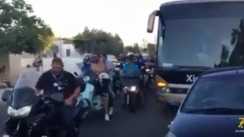 Ανορθωσιάτικος συνωστισμός στους δρόμους, "κόλλησε" το πούλμαν της αποστολής! (βίντεο)