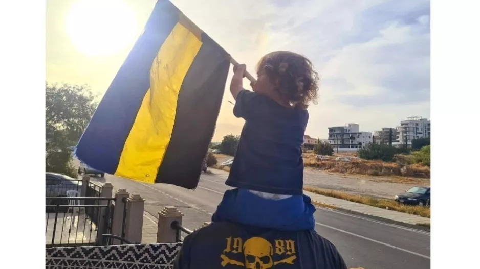 "Υψωμένες γροθιές, όχι γροθιές στα στομάχια"