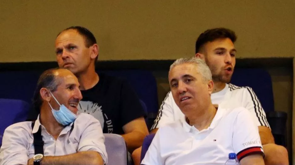 Παρακολουθεί...