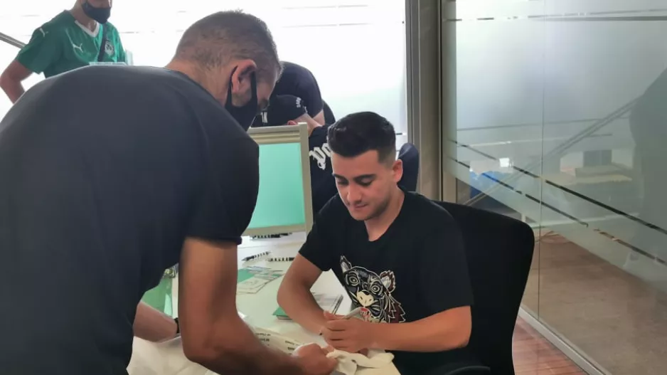 Κόσμος στην μπουτίκ για Λοϊζου και Τζιωνή (φώτος)