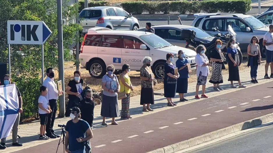 Ψάλλουν έξω από το ΡΙΚ για να «ξορκίσουν» το El Diablo!