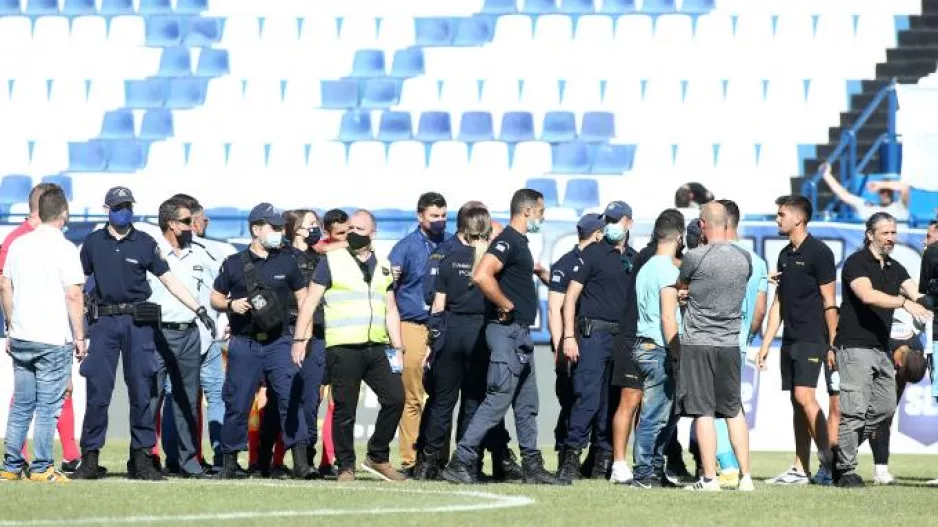 Καταγγελίες: «Κρατούμασταν όμηροι στην κερκίδα, μας πήραν τα κινητά»
