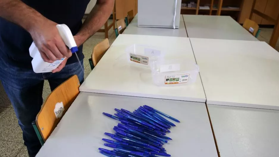Εκλογές/Απολύμανση στα στυλό και αντισηπτικά παντού (φώτος)