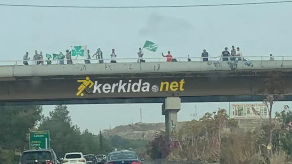 ΦΩΤΟΣ/Ομονοιάτες και στην αερογέφυρα!