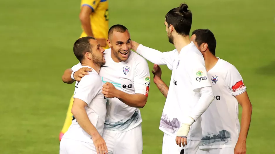 Ανάρτηση… αγκαλιάς από την Ανόρθωση