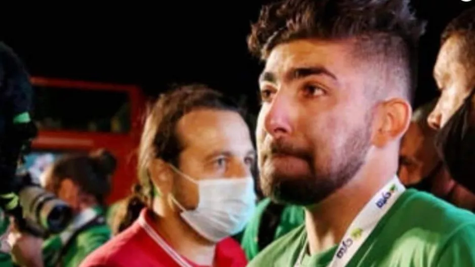"Κλάψε λεβέντη μου γιατί τούτη είναι η Ομόνοια... μαζί σου κλαίω και εγώ"