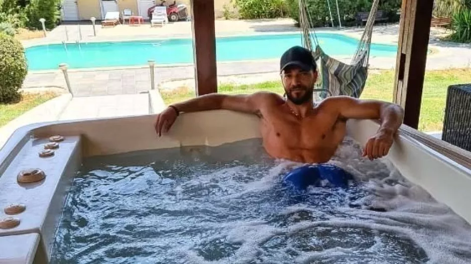 Στο jacuzzi ο Βαγγέλης: "Δεν είδα μεγαλύτερο μπάνιο" ο... Τορναρίτης (φώτο)
