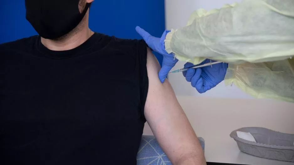 Τέρμα το αλαλούμ με τα ραντεβού εμβολιασμού / Μόνο ένας θα κλείνει