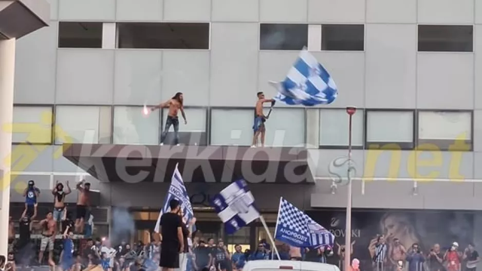 Πάνω στο στέγαστρο! (φώτος)
