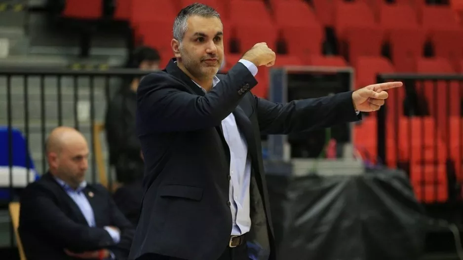 Συνεχίζει με Λειβαδιώτη