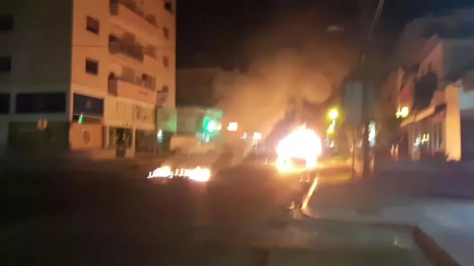 Χαμός στη Λεμεσό την ώρα της Ανάστασης -Έκαψαν περιπολικό (Φώτος)