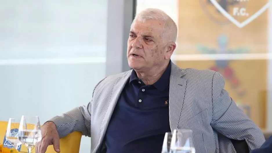 "Φάγαμε το παλτό του αιώνα/Φέραμε τον Κοντορεβιθούλη"