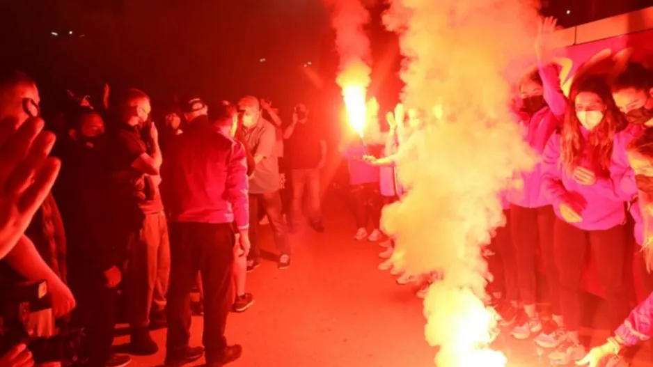 Ολυμπιακός: Η άφιξη και η θερμή υποδοχή των πρωταθλητριών Ευρώπης (φώτος)