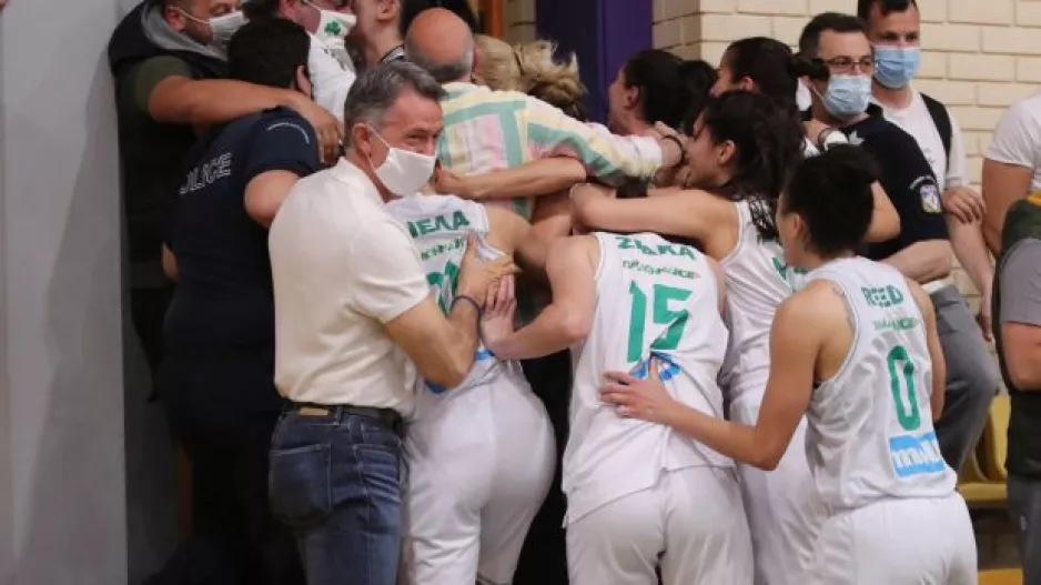 Οι πανηγυρισμοί και ο ύμνος μέσα στα αποδυτήρια του ΣΕΦ