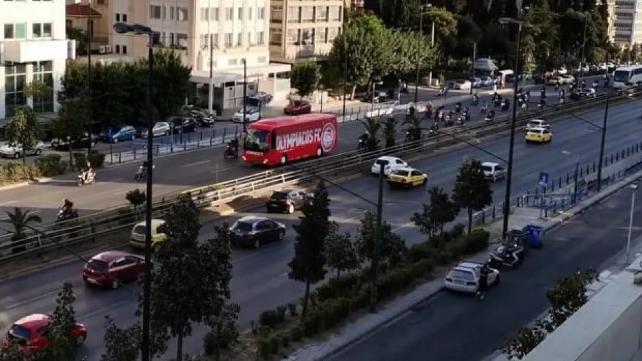 Με συνοδεία οπαδών η αποστολή των ερυθρολεύκων στον δρόμο για το ΟΑΚΑ
