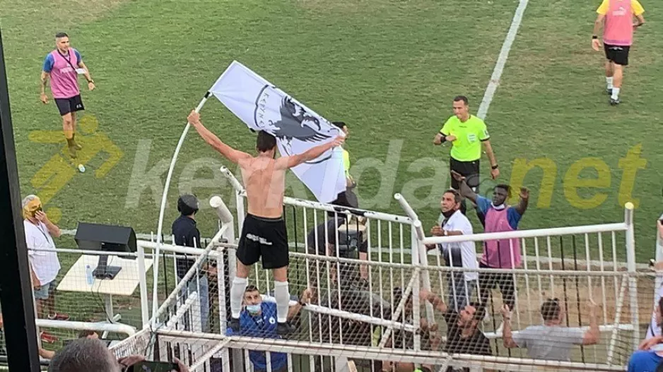 ΒΙΝΤΕΟ/Βγήκε πάνω στα κάγκελα με την σημαία της ΠΑΕΕΚ!