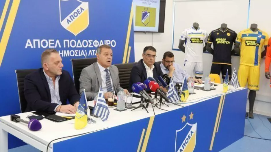 ΚΑΝΕΝΑΣ...