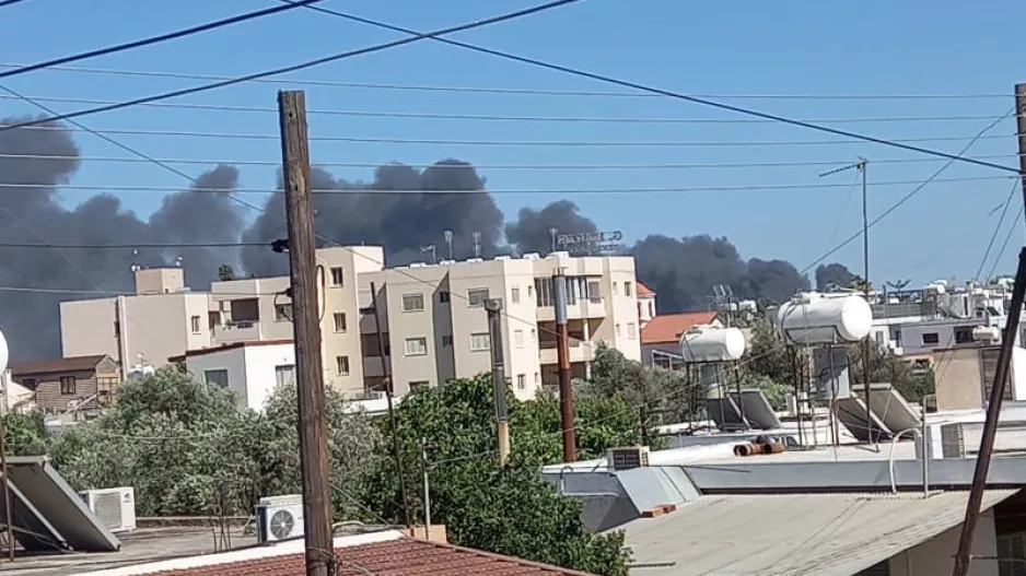 Μεγάλη φωτιά στη Λεμεσό - Καπνοί πάνω από όλη την πόλη (Φώτος)