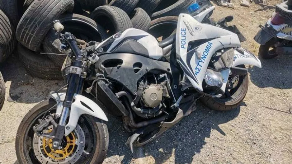 Μοιράστηκε στα δύο μοτοσυκλέτα αστυνομικού από σύγκρουση με βυτιοφόρο