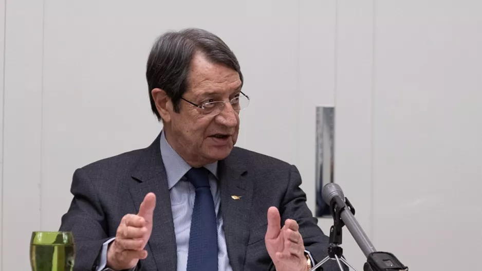 «Θα σκεφτούμε το βραχιoλάκι σε μη εμβολιασμένους» λέει ο ΠτΔ