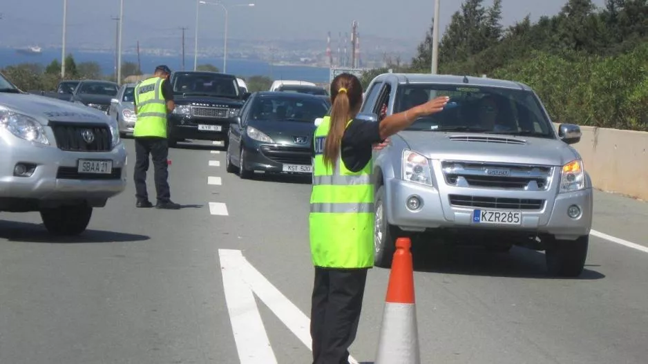 Τροχαίο με το καλημέρα - Γυναίκα εγκλωβίστηκε στο όχημά της