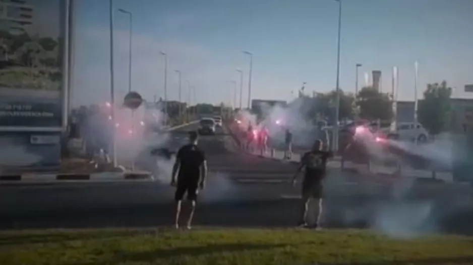 "Εκαψαν" το αεροδρόμιο οι Μαχητές στην επιστροφή του Θανάση! (βίντεο)