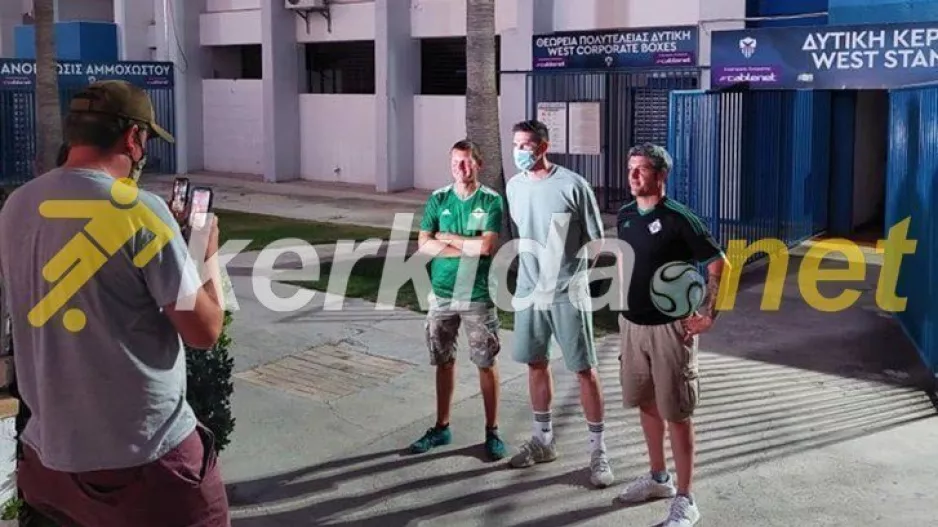 Βρετανοί φαν του Λάφερτι έξω από το "Α. Παπαδόπουλος"! (φώτος)