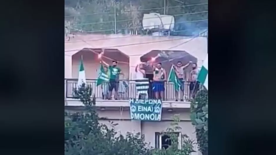 "Πράσινη" η Διερώνα: Ομονοιάτες με φωτοβολίδες στο μπαλκόνι! (βίντεο)
