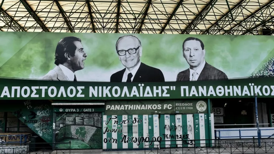 Η νέα πρόσοψη στο γήπεδο της Λεωφόρου με τους ευεργέτες του τριφυλλιού